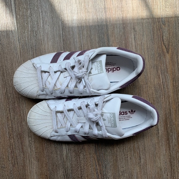 Adidas Superstar Sneakers with Burgundy trim size 9 - Picture 1 of 5